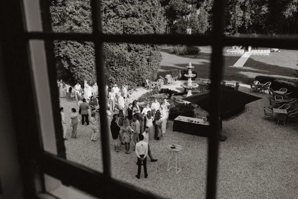De gasten tijdens de borrel op een bruiloft bij Chateau Marquette