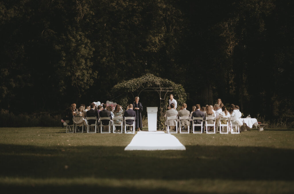 De ceremonie tijdens de bruiloft op Chateau Marquette