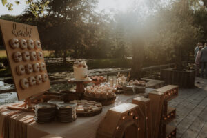 Ceremonie en taartmoment bij bruiloft het Ruiterhuys in Castricum