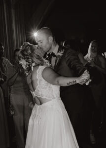 Feest tijdens de bruiloft bij het Ruiterhuys in Castricum