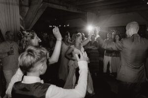 Feest tijdens de bruiloft bij het Ruiterhuys in Castricum