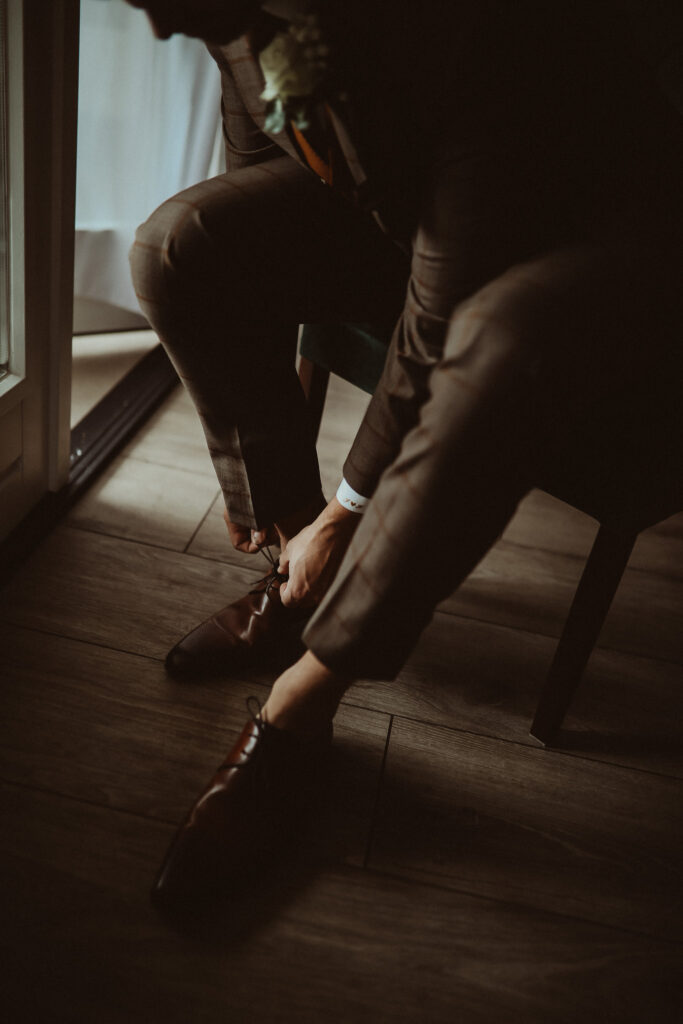 De bruidegom vetert zijn schoenen