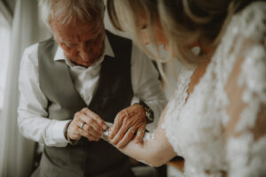 De vader van de bruid helpt zijn dochter tijdens de voorbereidingen van de bruiloft.