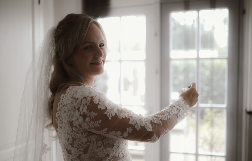 De bruid sprayt haar parfum op, op de dag van de bruiloft.