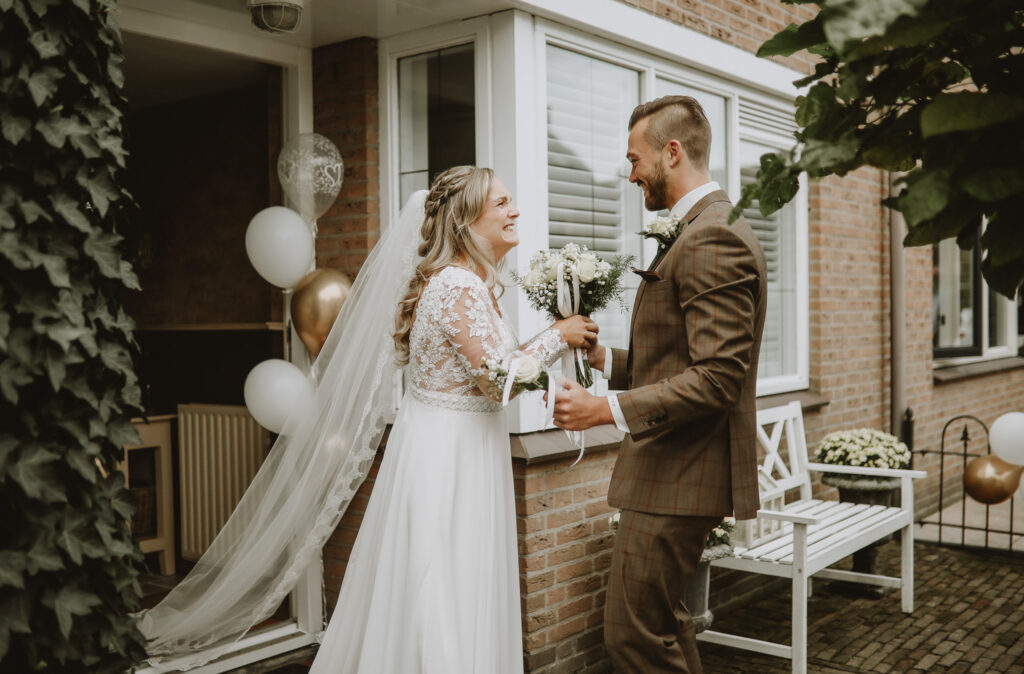 De bruid en bruidegom die elkaar tijdens de first look voor het eerst zien.